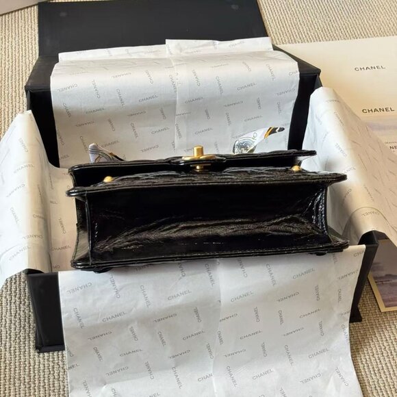 Classic CHANEL Bag: A Stylish and Versatile Choice for Elegance - Picture 3 of 7